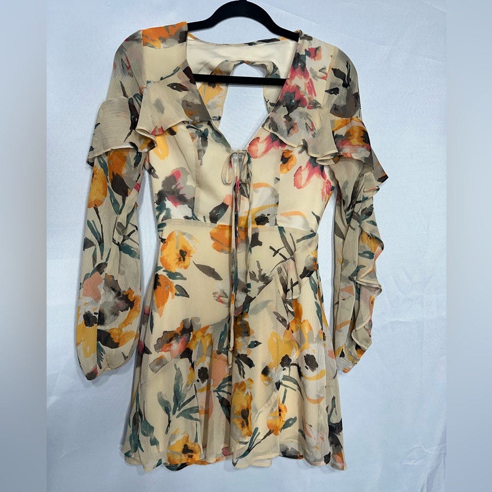 BCBG Floral Ruffle Sleeve Women's Top size 0 pre owned Exellent condition.